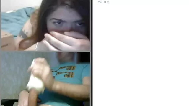 Une belle femme asiatique en bas noirs baise avec un client dans video sex chinois la chambre