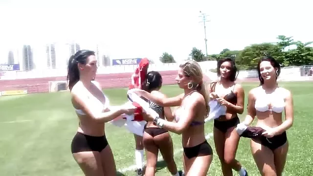 Une filmporno chinois jeune étudiante montre ses gros seins et les caresse passionnément