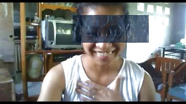 La blonde video porno chinois gratuit Hannah montre sa belle poule mouillée