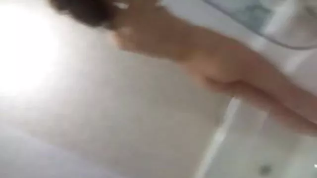 La petite blonde Elsa se masturbe la chatte avec ses doigts porno chinois hd sur la table