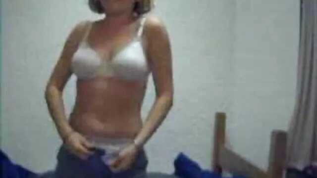 Un jeune bébé à la chatte rasée baise avec un mec chinoisporno