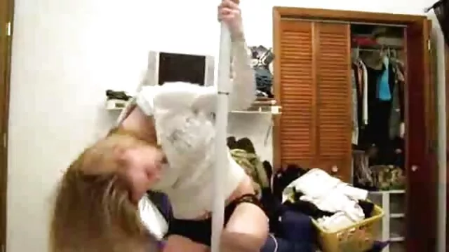 Une jolie brune à l'apparence très, très appétissante enlève de manière ludique le jean de son petit ami intrigué, puis prend tout aussi joyeusement son piston fumant dans sa bouche et gribouille massage chinois xx une excellente pipe au mec sans aucune blague