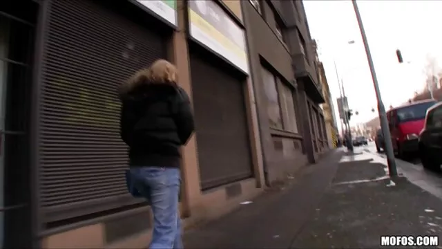 Deux couples d'échangistes ont échangé des femmes avec des blondes et organisé un sexe en groupe chinois porn