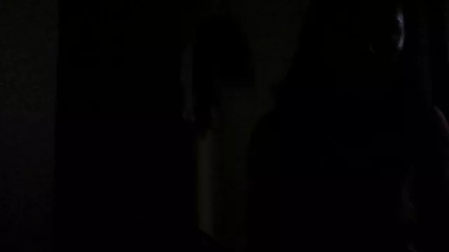 Deux femmes cool lèchent la tête rouge d'un énorme pénis chinois porn