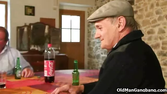 Comment Anya dessin animé chinois porno et Lena ont partagé une bite