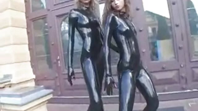 La blonde lubrique Lexi est assise sur un trône massage chinois xxx et attend son étalon