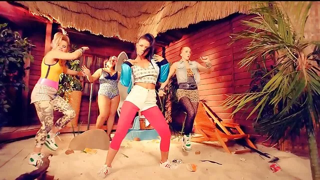 J'ai je veux porno chinois pris une prostituée pour ma femme et je les ai rejoints